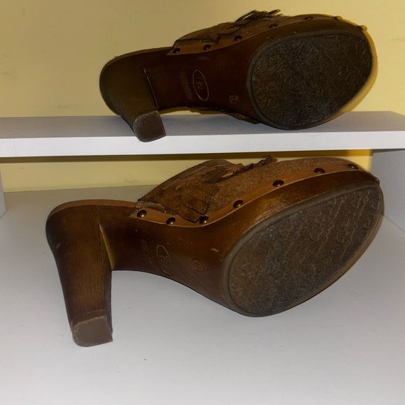 LEI Vintage Brown Suede Platform Clogs Mules Size 9 Boho Fringe Studded Y2K - Picture 10 of 11
